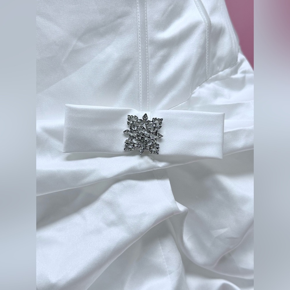 Elegant David’s Bridal White Strapless Gown - Picture 3 of 7